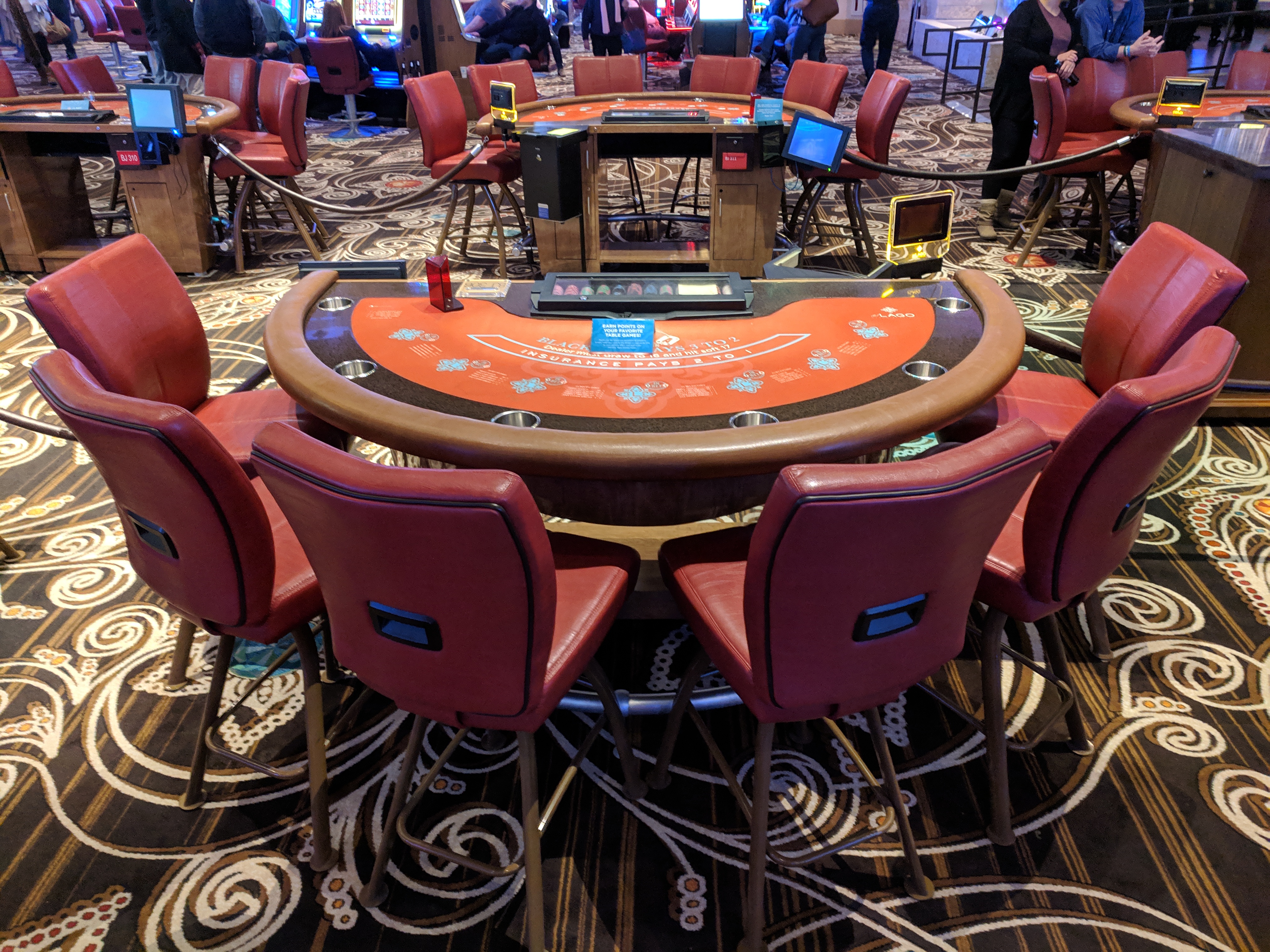 Bàn blackjack vật lý với ghế và khu vực chia bài, ảnh minh họa khái niệm bàn casino