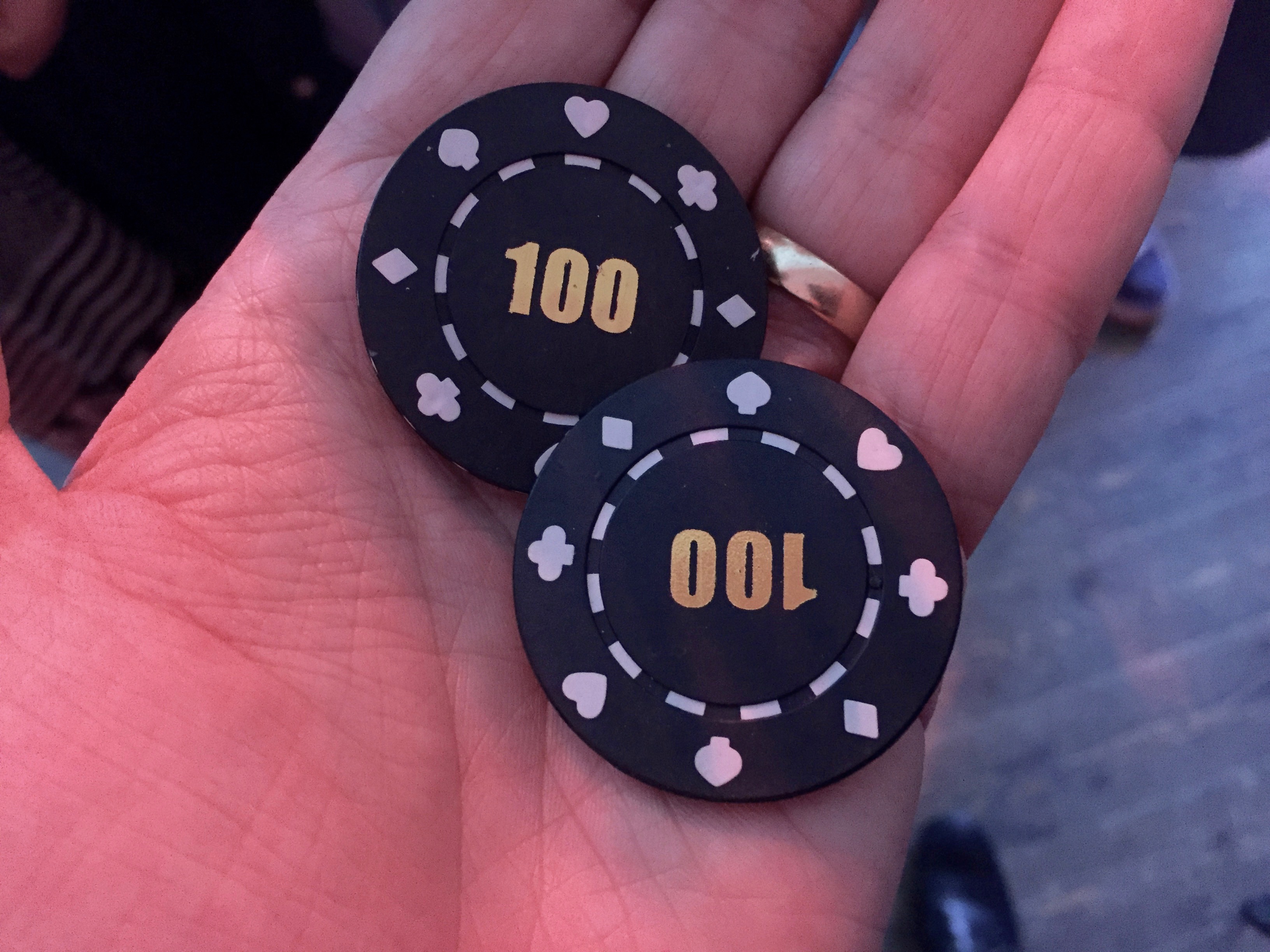 Hai phỉnh casino trong tay, ảnh minh họa cho việc xác định giới hạn chi tiêu