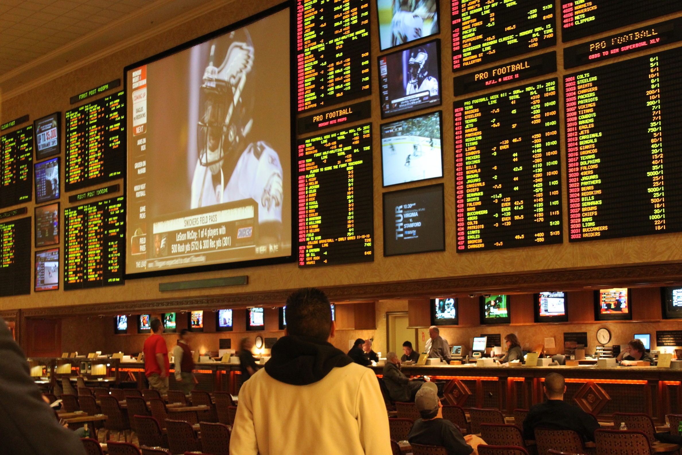 Bảng tỷ lệ và màn hình thể thao tại một sportsbook ở Las Vegas, ảnh minh họa cách phân biệt nhãn và con số